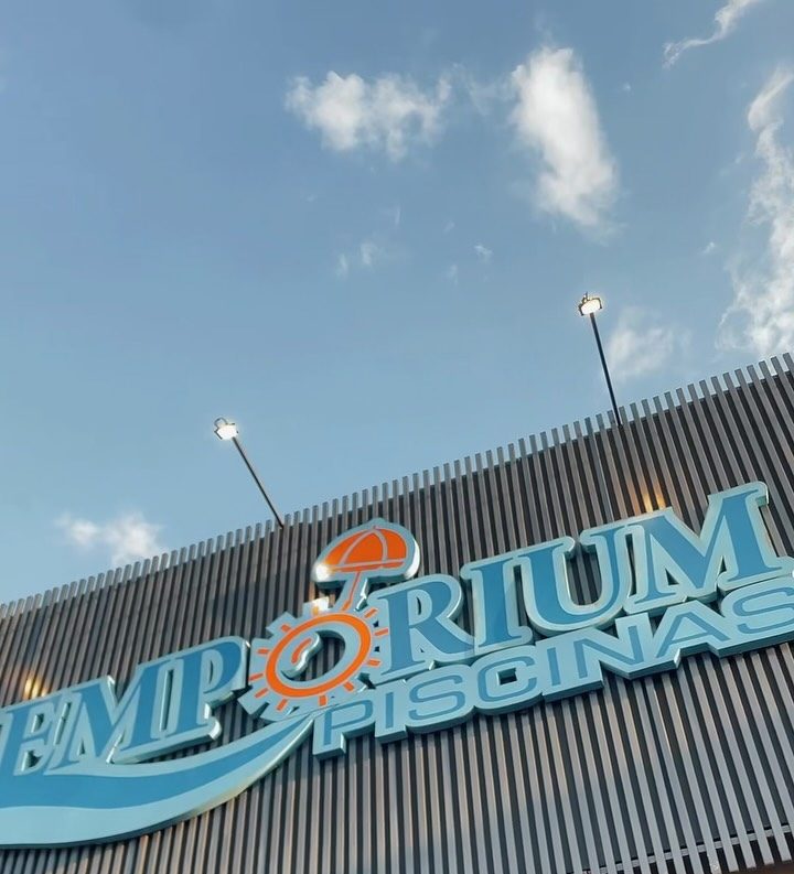Fachada da loja Emporium Piscinas em Guapiaçu, com o letreiro azul e laranja
