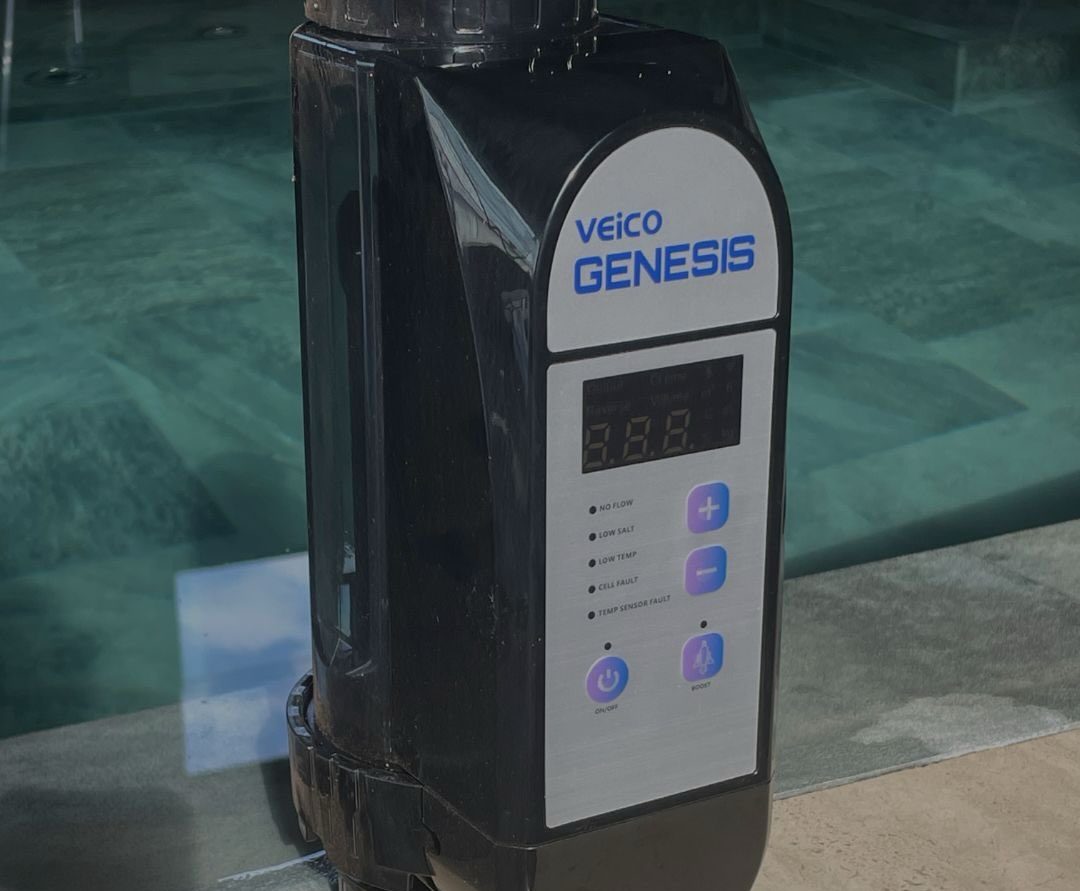 Gerador de cloro Veico Genesis instalado na borda de uma piscina